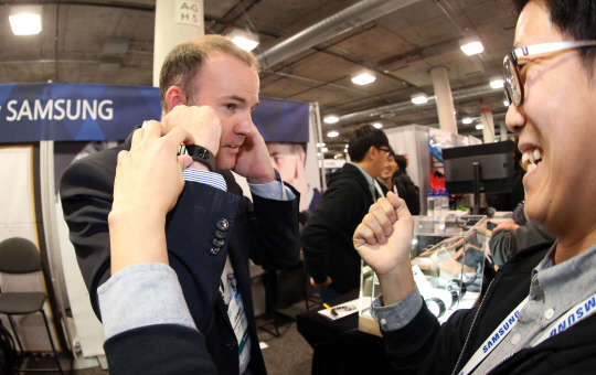 7일 오전(현지시간) 미국 라스베이거스 베네시안호텔의 CES 2016 전시장인 샌즈 엑스포(Sands Expo)'에서 경기도 수원에 위치한 이놈들연구소가 삼성 C랩(크리에이티브 랩)의 지원을 받아 개발한 사운드 웨어러블 '팁톡(Tip Talk)'을 관람객들에게 설명하고 있다. 샌즈 엑스포에는 전 세계 스타트업(창업)·벤처기업들이 저마다 비장의 테크놀로지를 앞세워 경연하는 '기술의 용광로'로 팁톡은 스마트워치 모양의 웨어러블 기기로 스마트폰과 블루투스로 연동되는 기술로 팁톡을 찬 채로 손끝을 귀에 갖다대면 휴대전화의 통화 음성이 자신의 귀에만 들리는 기술이다. 사진=연합뉴스